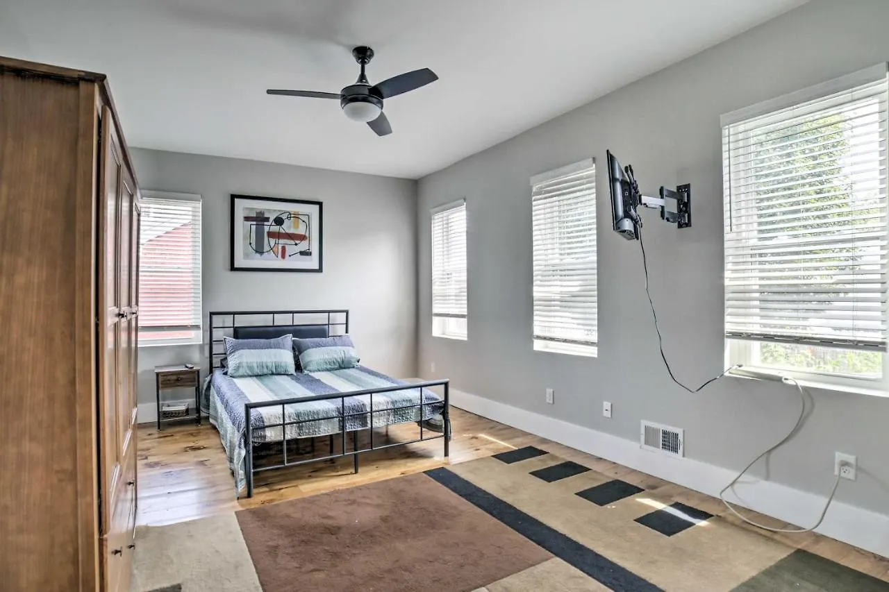 Well-Appointed Pittsburgh Home 1 Mi To Dtwn! Holiday home