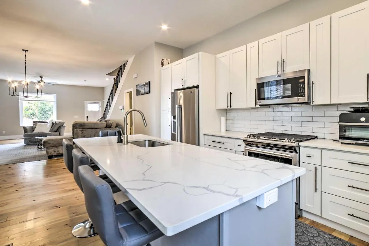 Well-Appointed Pittsburgh Home 1 Mi To Dtwn! Holiday home