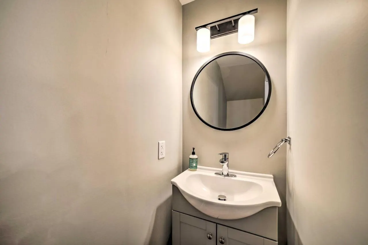 Well-Appointed Pittsburgh Home 1 Mi To Dtwn! Holiday home