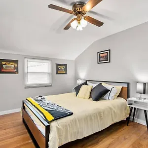  Holiday home Open Floor Spacious Home, 15min From Downtown, Private Garage, Kids Friendly